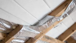 Czy dawać folię pod styropian na poddaszu