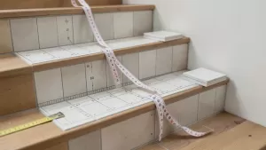 Jak wycenić płytki na schodach