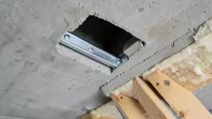 Montaż schodów strychowych w stropie betonowym
