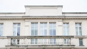 nadbudowa o mniejszej powierzchni niż kondygnacja