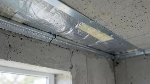 Obróbka okna dachowego w stropie betonowym