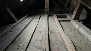 Podłoga na strychu z desek szalunkowych