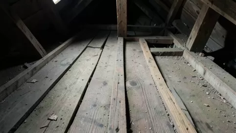 Podłoga na strychu z desek szalunkowych