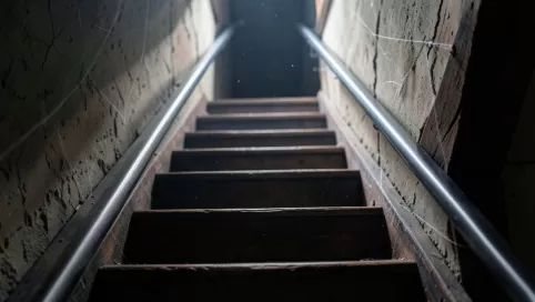 Schody strychowe z poręczą