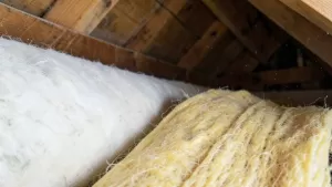 Wełną mineralną czy szklana na poddasze