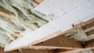 Co położyć na strop drewniany