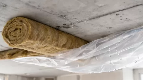 Czy dawać folię pod wełnę na stropie betonowym