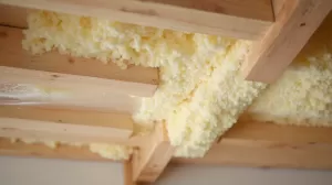 Czy dawać folię pod wełnę na stropie drewnianym