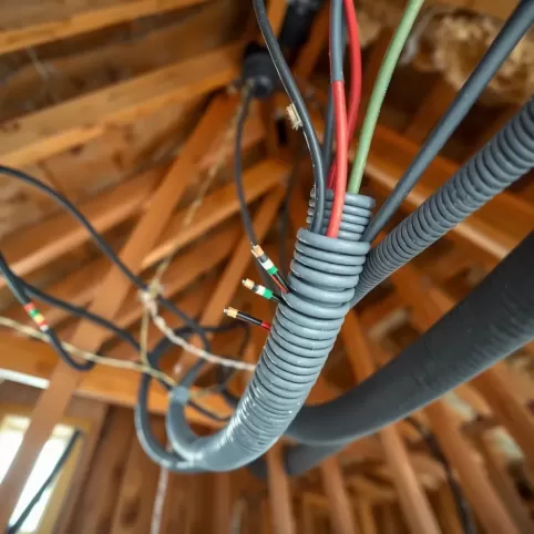 Czy kable na poddaszu muszą być w peszlu