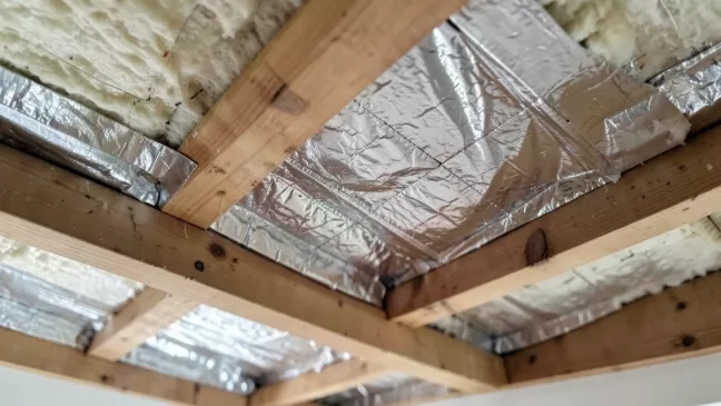 czy na stropie daje sie folie pod styropian