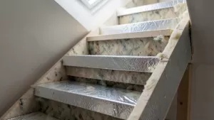 Czym ocieplić schody strychowe