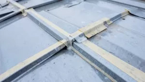 czym uszczelnić dach z blachy