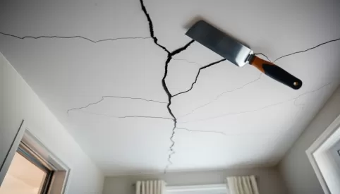 Czym wypełnić pęknięcia w stropie