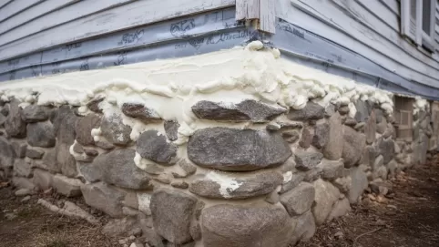 Fundament z kamienia polnego ocieplenie