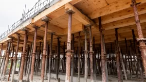 Ile stempli na m2 stropu żelbetowego