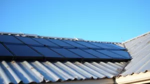 instalacja paneli fotowoltaicznych na dachu pokrytym blachodachówką