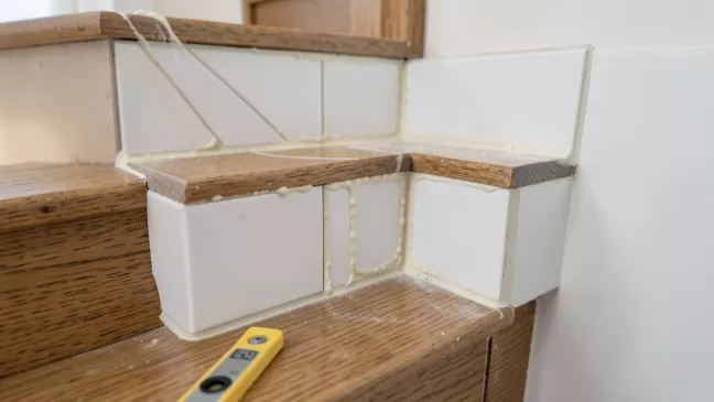 Jak położyć cokół z płytek na schodach