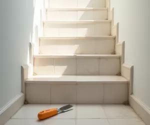 Jak położyć cokół z płytek na schodach