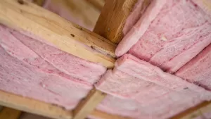 Jak układać wełnę mineralną na stropie