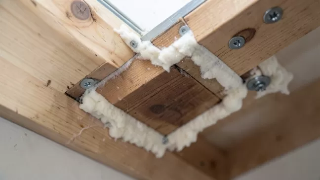 Jak uszczelnić właz na strych