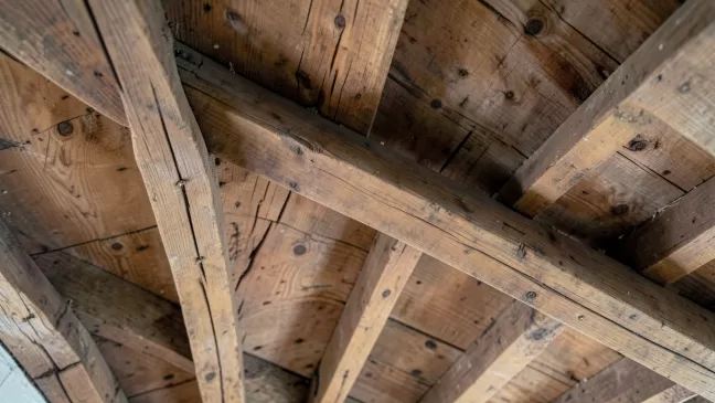 Jak wygląda strop drewniany