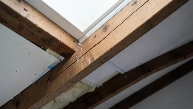 Jak wykończyć belki na poddaszu