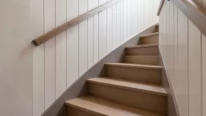 jak wykończyć ścianę przy schodach