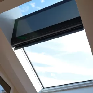 Jak zabezpieczyć okna dachowe przed słońcem