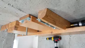 Jak zamontować schody drewniane do stropu