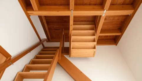 Jak zamontować schody drewniane do stropu