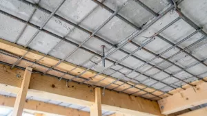 Jak zazbroić strop monolityczny