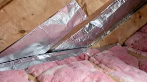 Jaka folia na wełnę na poddaszu