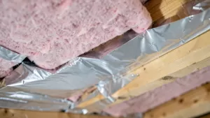 Jaka folia pod wełnę mineralną na strop drewniany