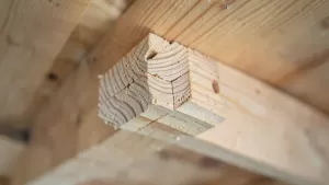 Jaki przekrój belek na strop drewniany