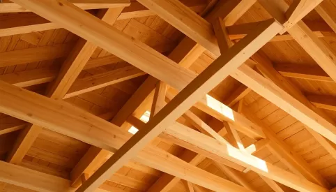 Jakie belki na strop drewniany 9m