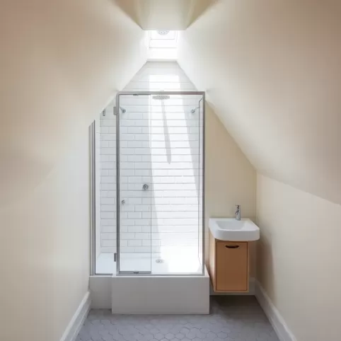 Mała łazienka na poddaszu z prysznicem