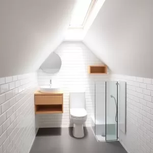 Mała łazienka na poddaszu ze skosem