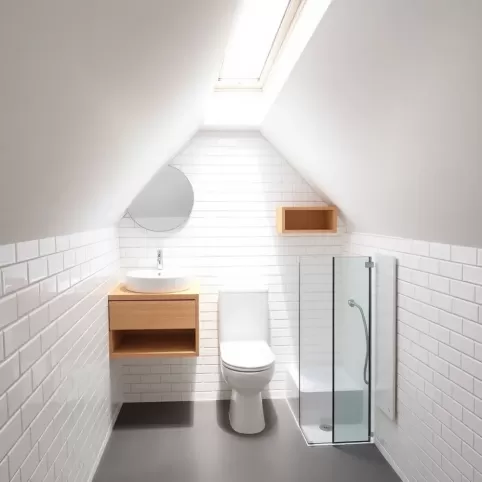 Mała łazienka na poddaszu ze skosem