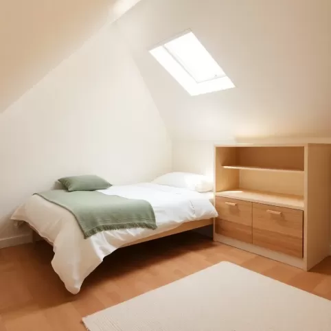 Mała sypialnia na poddaszu ze skosem