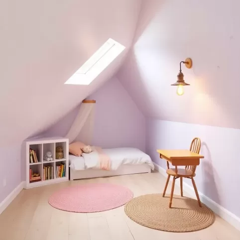 Mały pokój na poddaszu dla dziewczynki