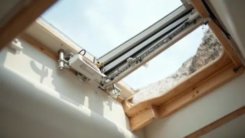 mechanizm otwierania okna dachowego