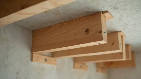 Mocowanie schodów drewnianych do stropu