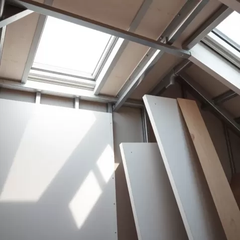 montaż płyt gk na stelażu na poddaszu