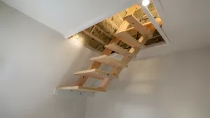 Montaż schodów strychowych w suficie podwieszanym cena