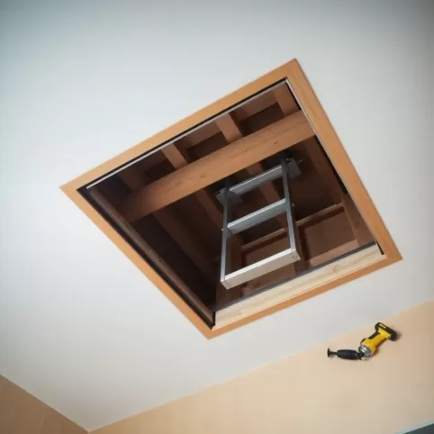 Montaż wyłazu strychowego cena kb