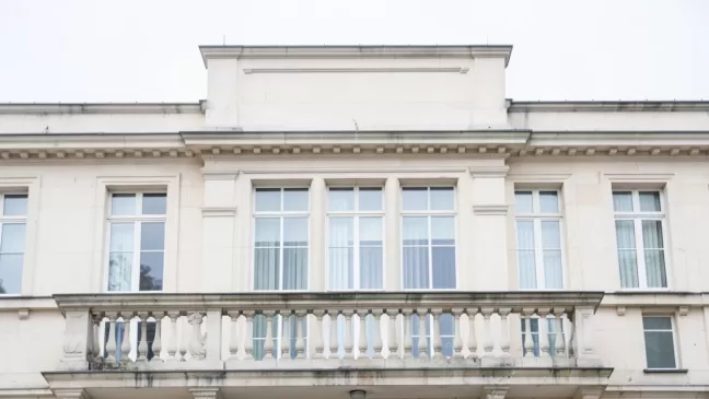 nadbudowa o mniejszej powierzchni niż kondygnacja