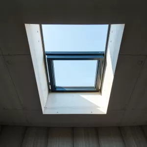 Obróbka okna dachowego w stropie betonowym