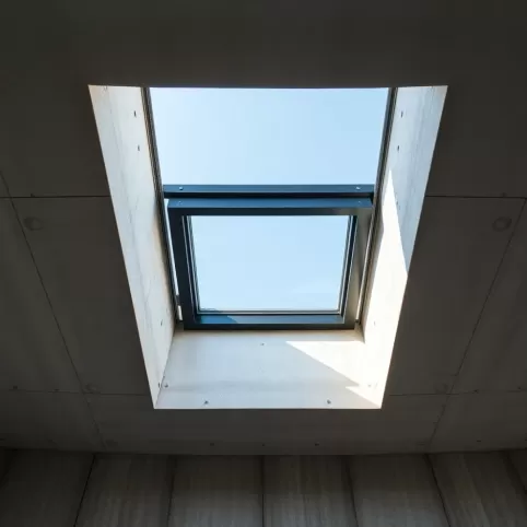 Obróbka okna dachowego w stropie betonowym