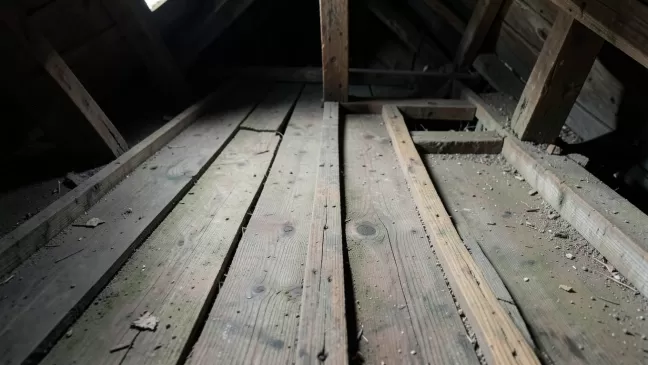 Podłoga na strychu z desek szalunkowych