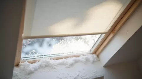 Roleta na przyssawki do okna dachowego